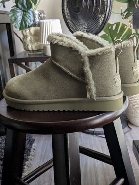 😍NWOT Koolaburra Olive Green Faux Shearling Boot Interior